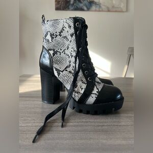 Wild Diva Lounge Abreva black and white snakeskin print